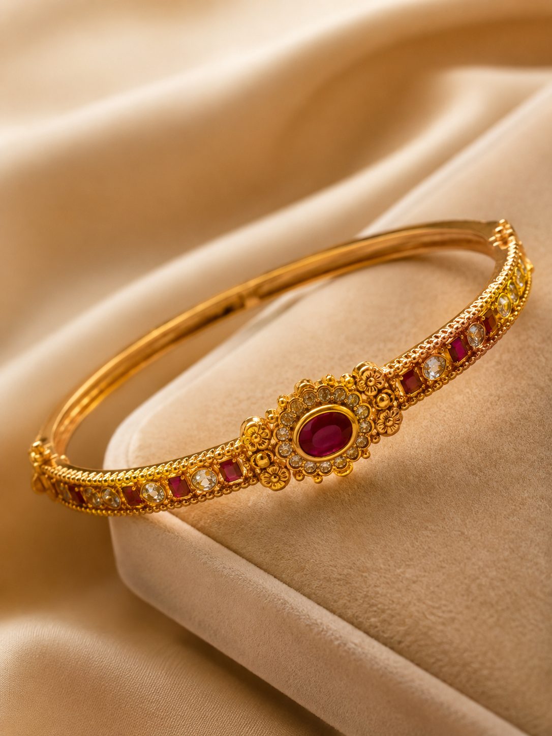 Gold bracelet with ruby centre